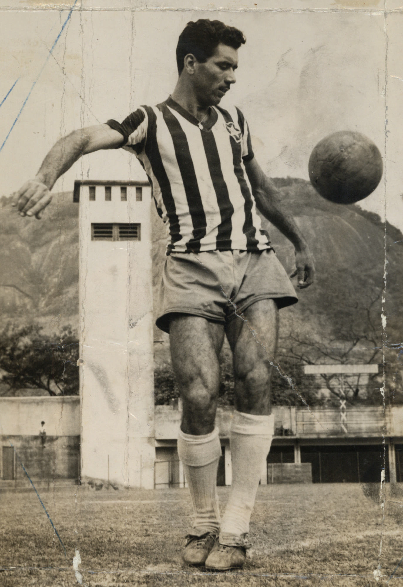 Nílton Santos in a Botafogo shirt controlling a football in 1956