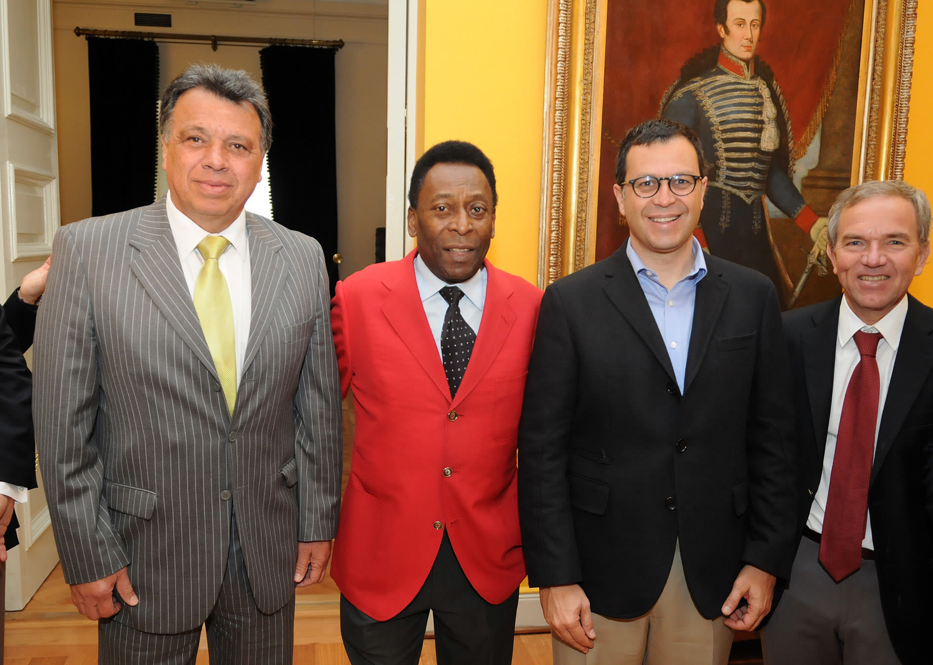Elías Figueroa standing with Pelé and others at La Moneda in 2011