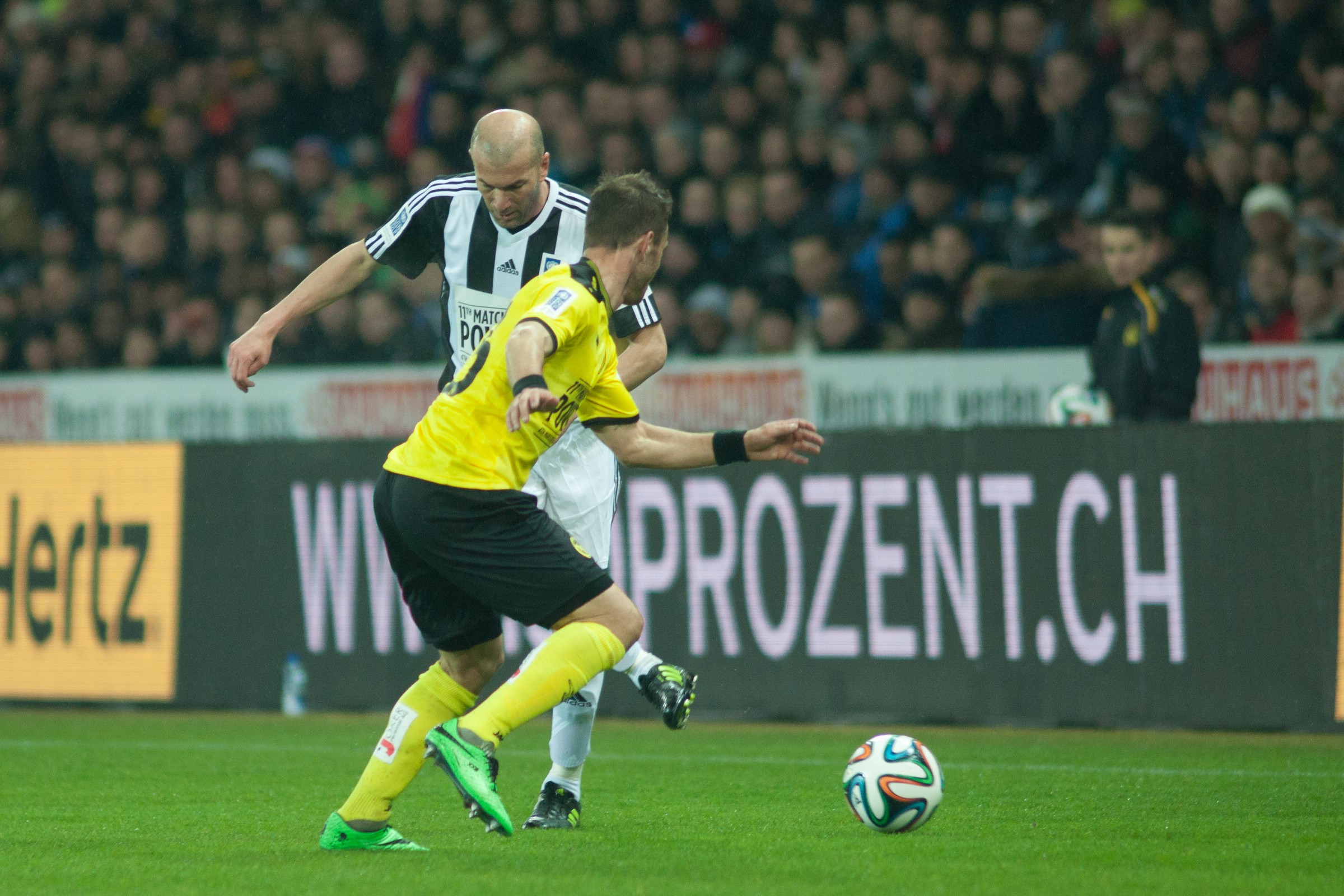 Zinedine Zidane playing in the 2014 Match Against Poverty