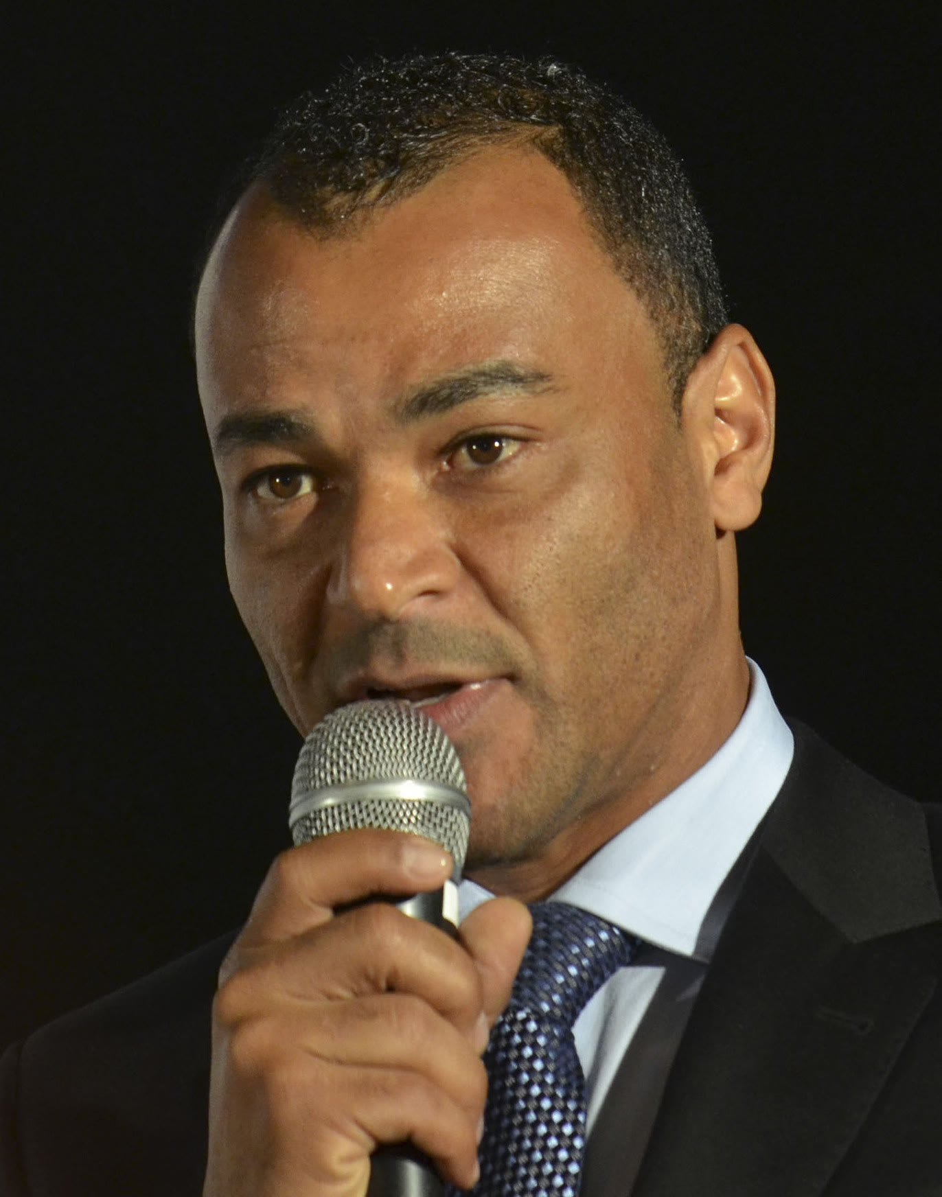 Cafu speaking into a microphone at an exhibition in Brasília in 2013