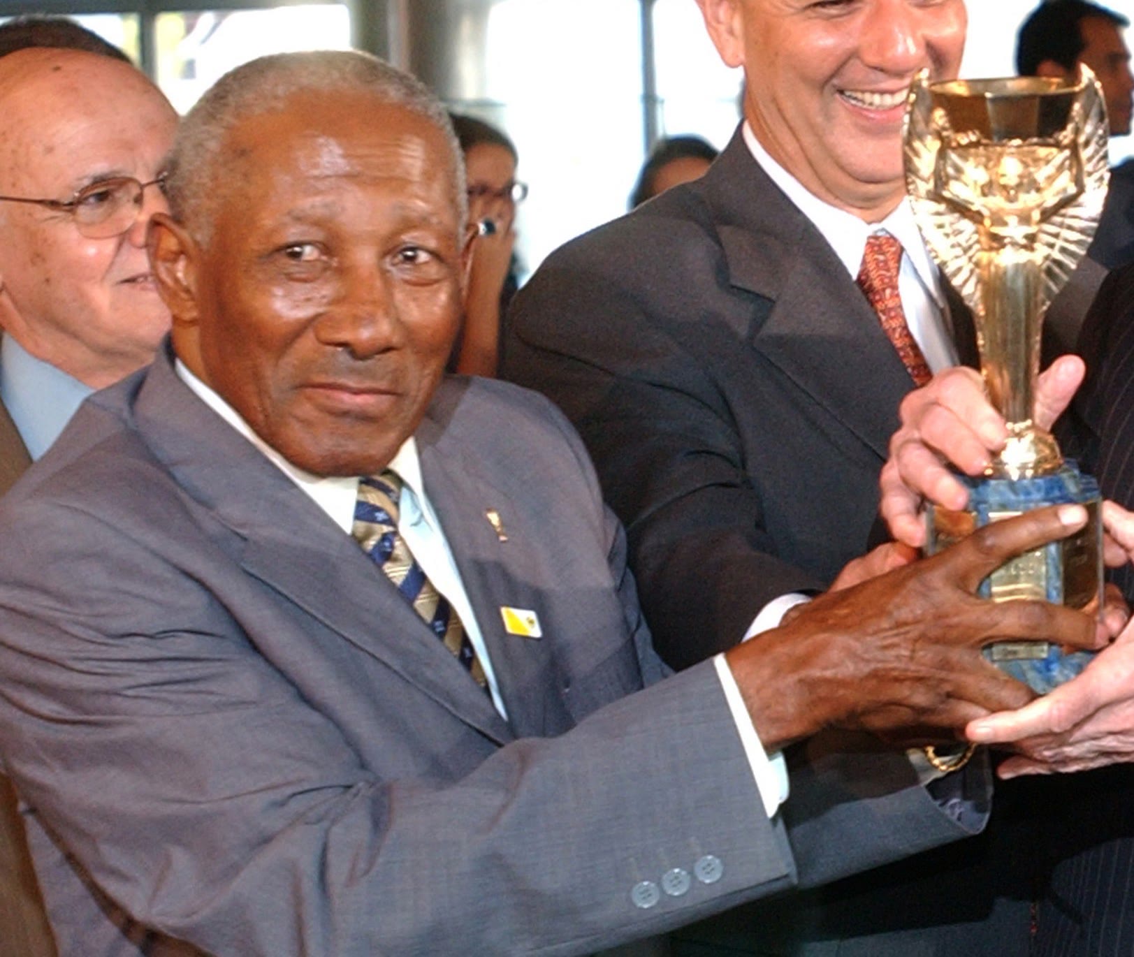 Djalma Santos receiving a trophy in 2008