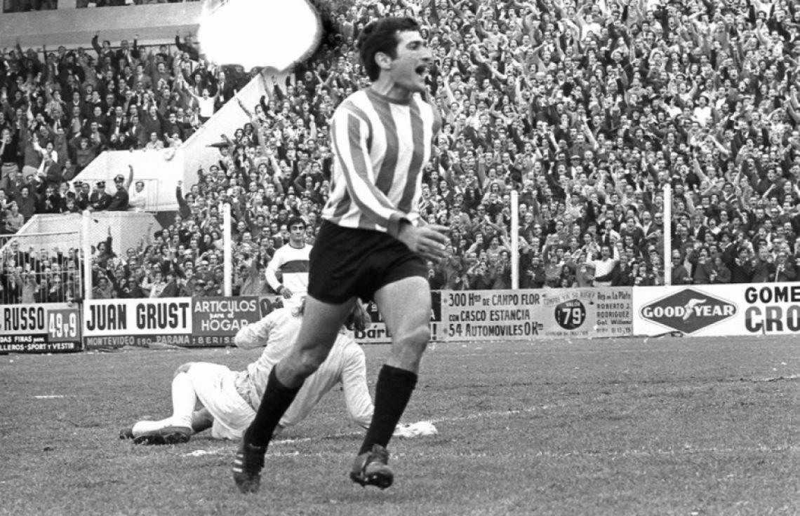 Juan Ramón Verón celebrates a goal for Estudiantes against Gimnasia in 1970.