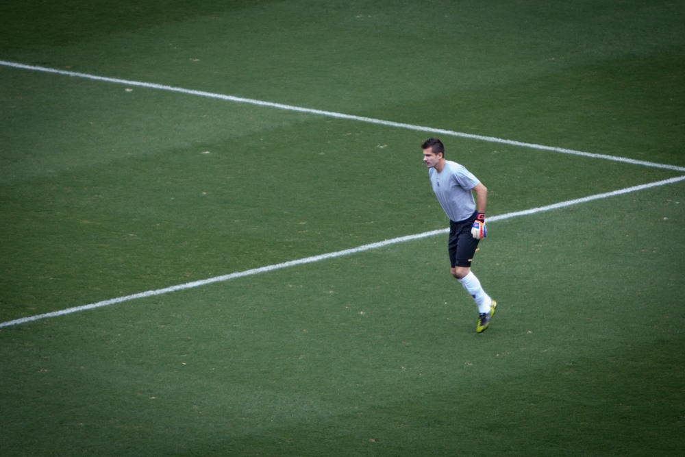 Victor trains in goal for Atlético Mineiro in 2012.