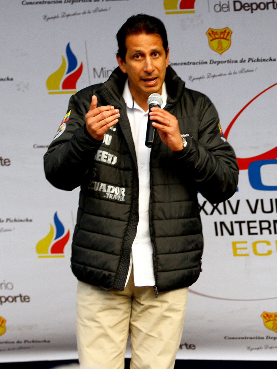 José Francisco Cevallos speaking into a microphone at the Vuelta Ciclística Internacional al Ecuador in 2014.