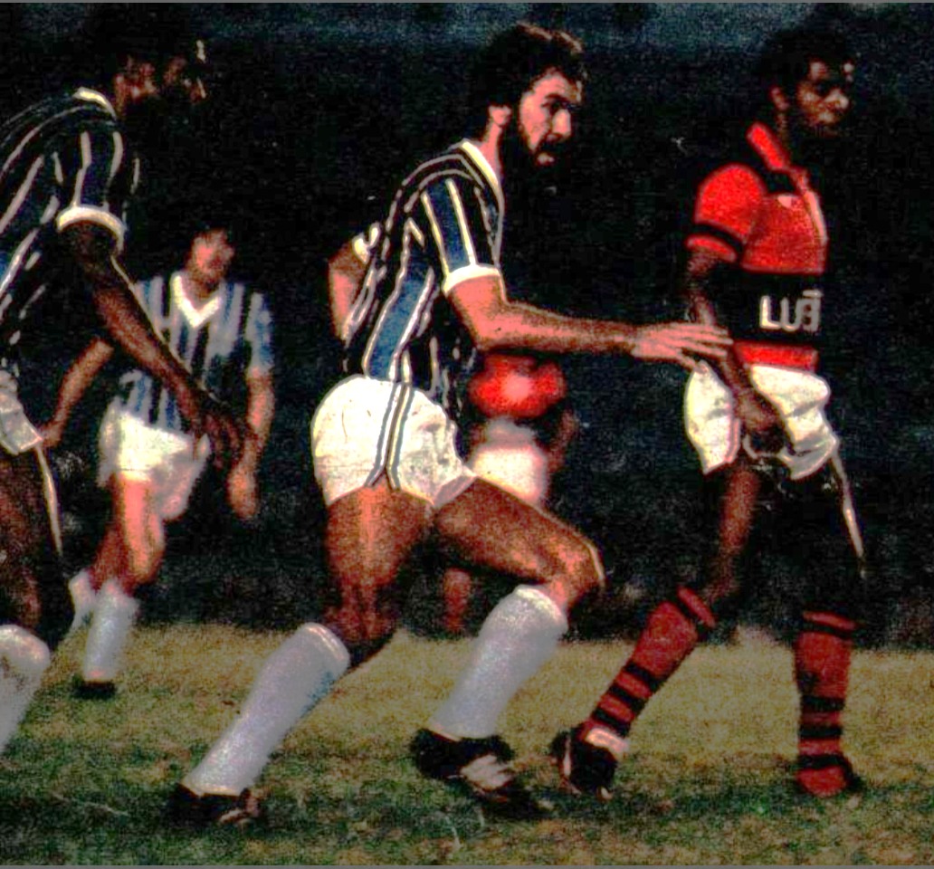 Hugo de León playing in Grêmio’s striped kit in 1984.