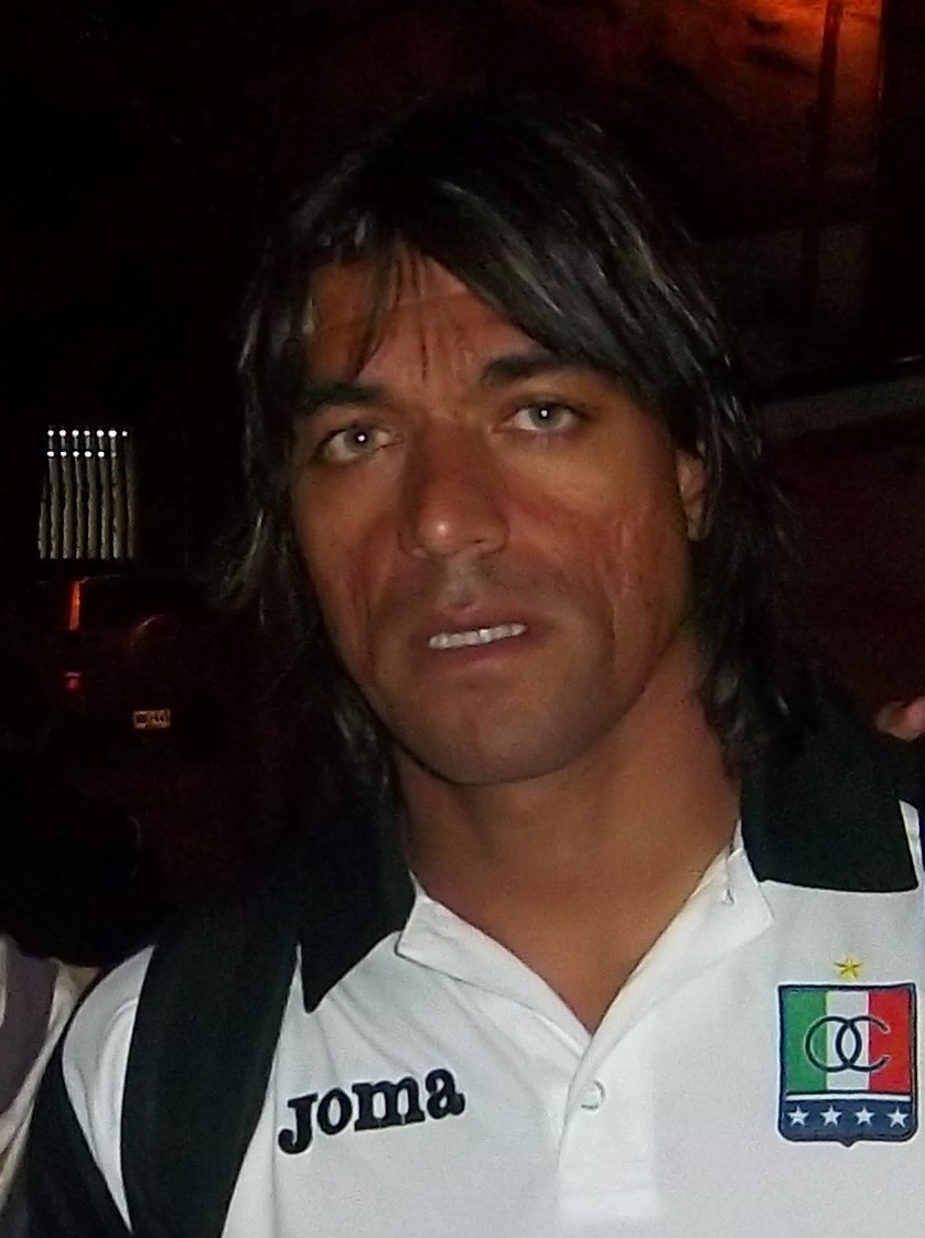 Juan Carlos Henao wearing an Once Caldas polo shirt in 2012.