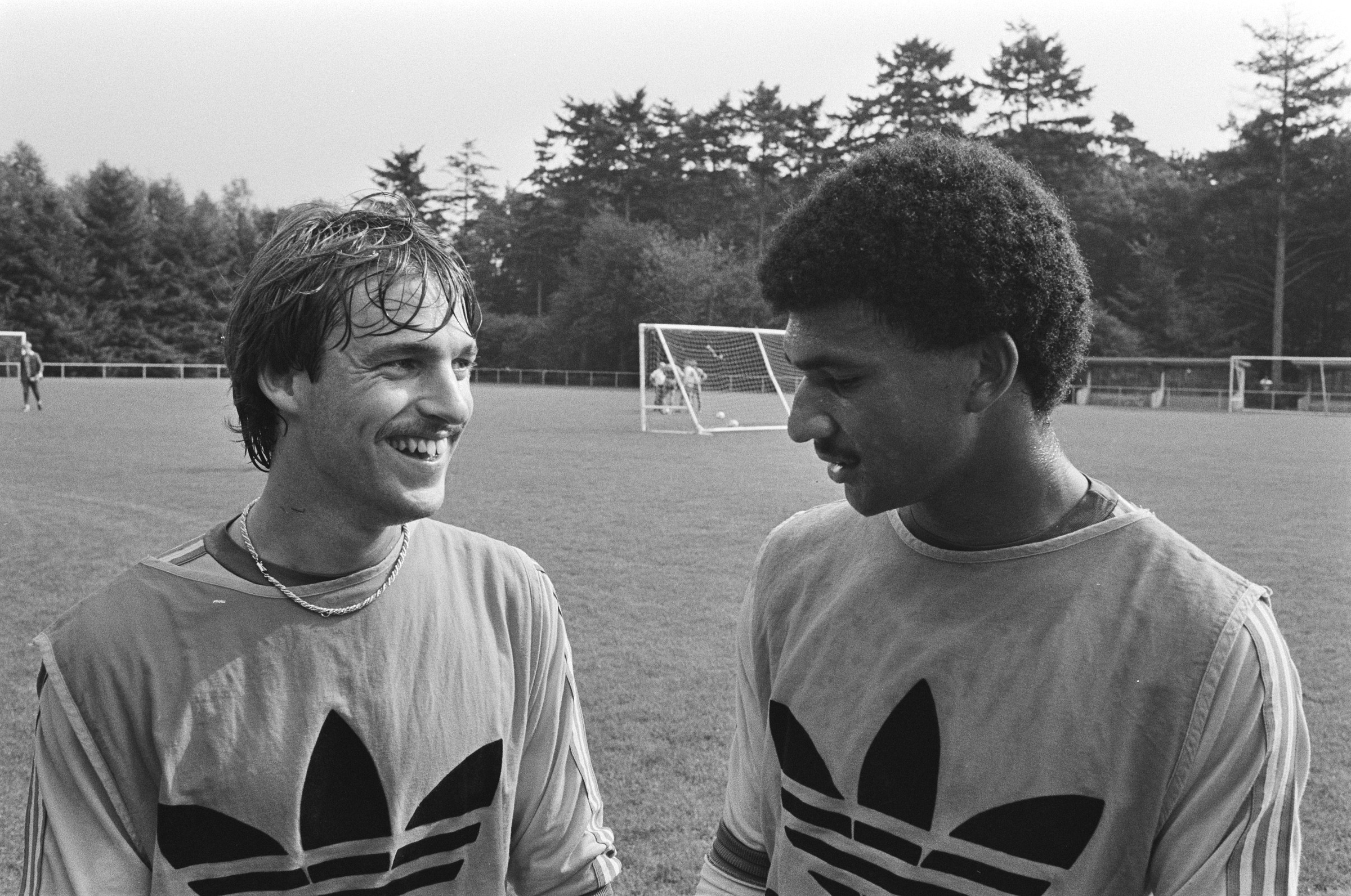 Ruud Gullit talking with René van der Gijp on a training pitch in 1982.